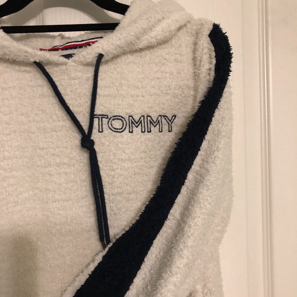 TH Cropped Fuzzy Hoodie w/ TOMMY Embroidered Logo - Picture 2 of 5